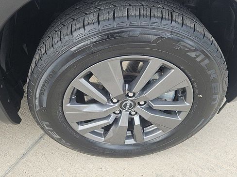 Used 2024 Nissan Pathfinder SV FWD image 2
