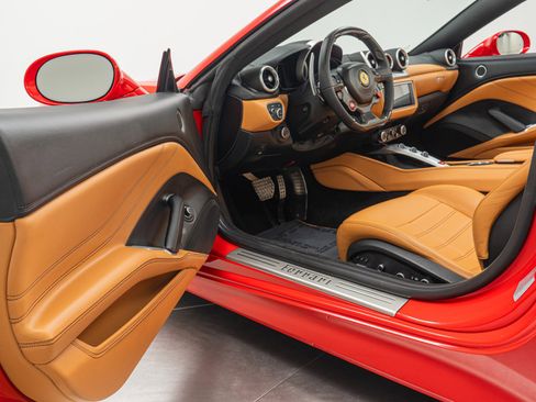 Used 2016 Ferrari California T image 21