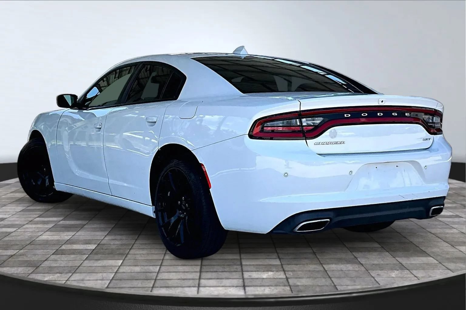 Used 2018 Dodge Charger SXT Plus w/ Navigation & Travel Group RWD image 4