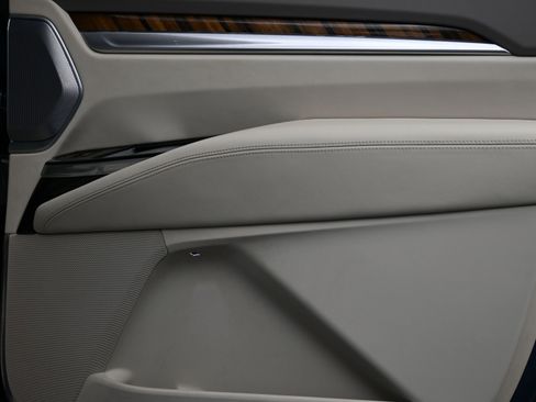 Used 2025 Cadillac Escalade ESV Sport Platinum image 11