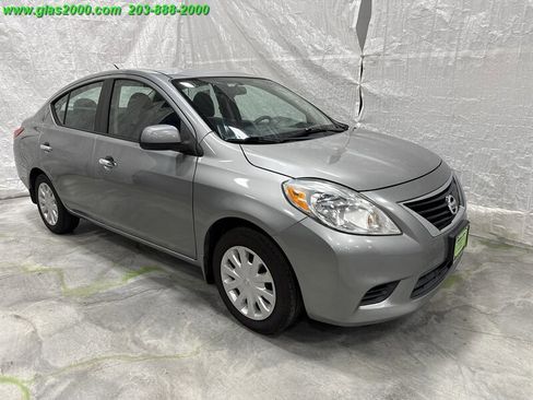 Used 2012 Nissan Versa SV image 2