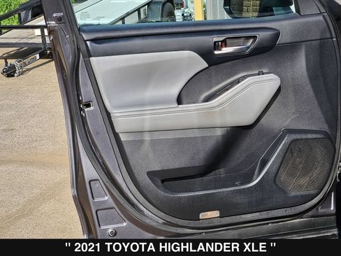 Used 2021 Toyota Highlander XLE AWD/4WD image 13