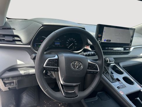 Certified 2026 Toyota Sienna XLE FWD image 10