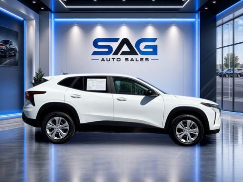 Used 2025 Chevrolet Trax LS FWD image 3