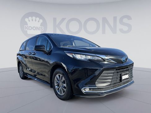 Used 2023 Toyota Sienna XLE image 10