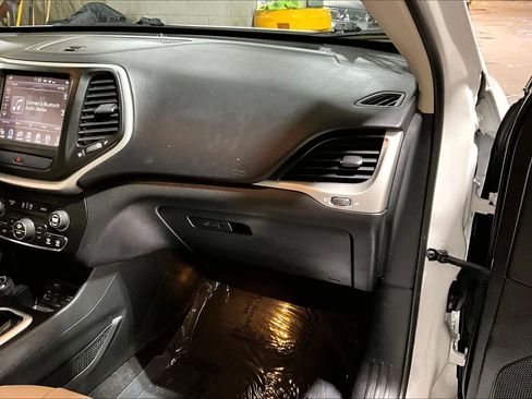 Used 2016 Jeep Cherokee Latitude w/ Comfort/Convenience Group image 19