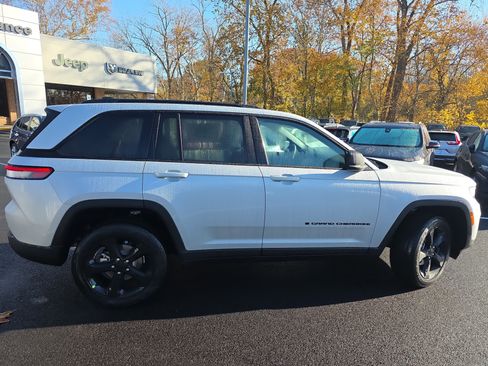 New 2025 Jeep Grand Cherokee Altitude image 22