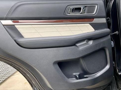 Used 2017 Ford Explorer Platinum image 17