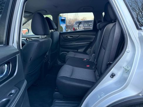 Used 2017 Nissan Rogue SV w/ SV Premium Package image 16