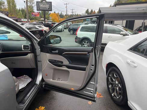 Used 2015 Toyota Highlander Limited Platinum image 9