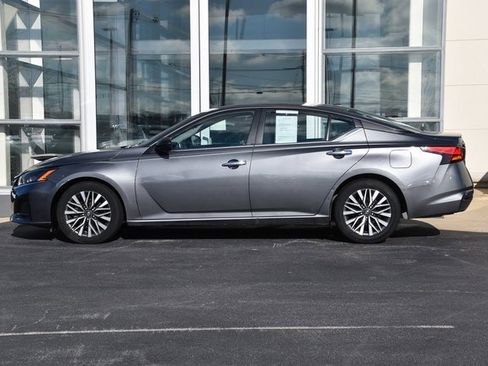 Used 2024 Nissan Altima 2.5 SV image 9