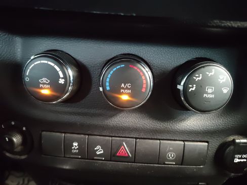 Used 2015 Jeep Wrangler Unlimited Sahara w/ Connectivity Group AWD/4WD image 16