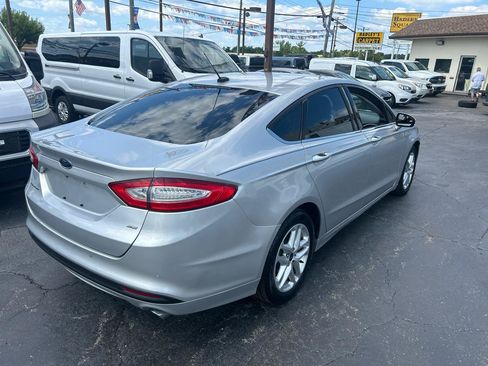 Used 2016 Ford Fusion SE FWD image 5