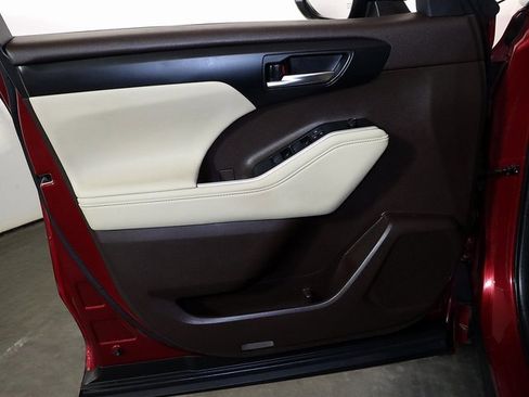 Used 2020 Toyota Highlander XLE image 24