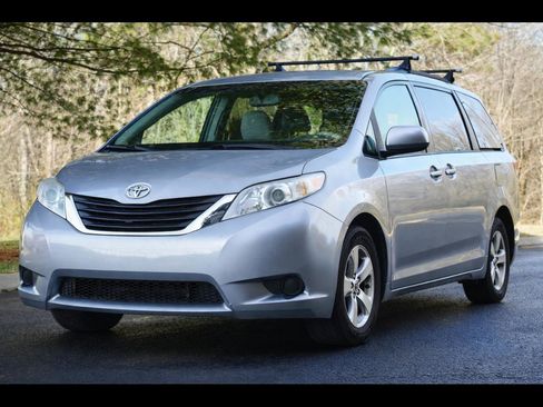 Used 2013 Toyota Sienna LE w/ Towing Pkg image 1