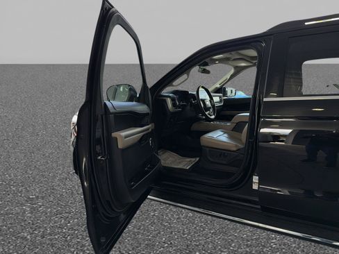 Used 2023 Ford Expedition XLT RWD image 4