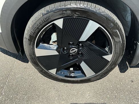 Used 2025 Nissan Kicks SR FWD image 8