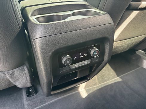 Used 2025 Chevrolet Traverse LT w/ Driver Confidence Package FWD image 28