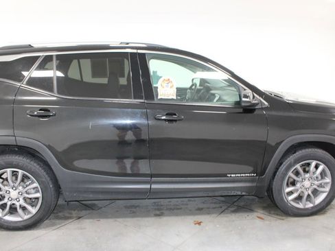 Used 2024 GMC Terrain SLT image 11