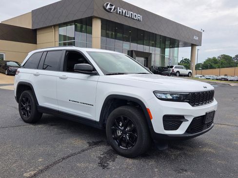 Used 2025 Jeep Grand Cherokee Altitude AWD/4WD image 1
