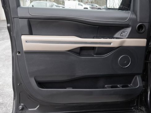 Used 2023 Ford Expedition Max XLT image 13