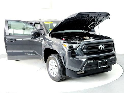 Certified 2025 Toyota Tacoma SR5 AWD/4WD image 9