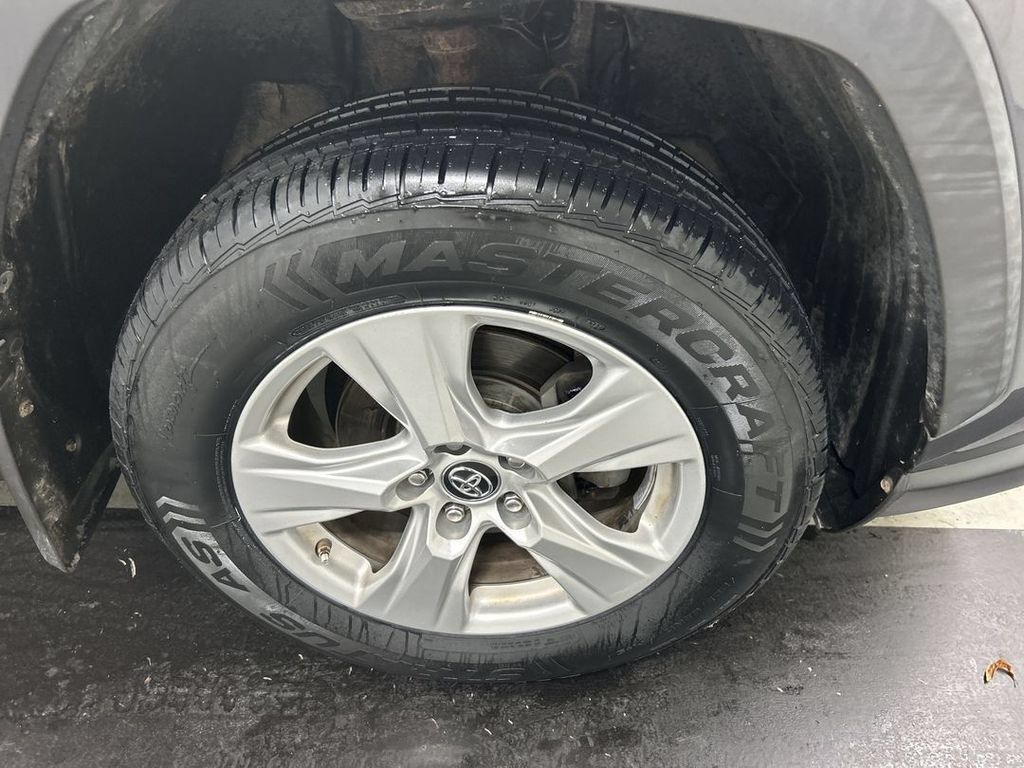 Used 2019 Toyota RAV4 XLE AWD/4WD image 8