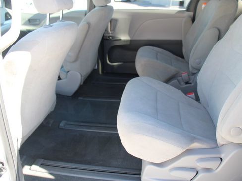 Used 2020 Toyota Sienna L FWD image 12