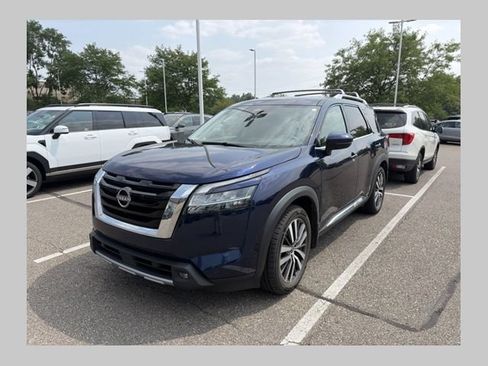Used 2022 Nissan Pathfinder Platinum w/ Cargo Package AWD/4WD image 1
