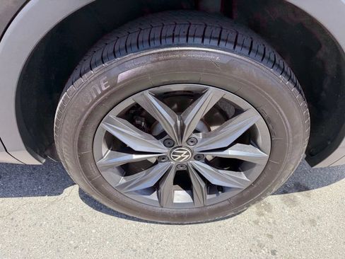 Used 2023 Volkswagen Tiguan SE w/ Panoramic Sunroof Package FWD image 12