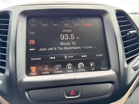 Used 2015 Jeep Cherokee Latitude w/ Cold Weather Group AWD/4WD image 19