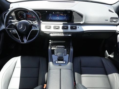 Used 2025 Mercedes-Benz GLS 450 4MATIC image 9