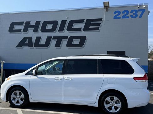 Used 2012 Toyota Sienna LE image 23