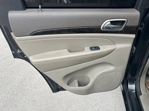 Used 2013 Jeep Grand Cherokee Laredo AWD/4WD image 19