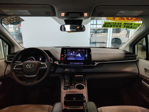 Used 2021 Toyota Sienna LE image 31