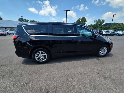 Used 2025 Chrysler Pacifica Select FWD image 10