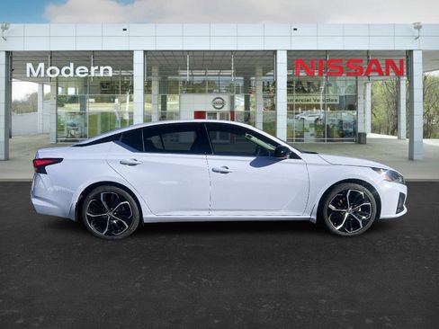 New 2025 Nissan Altima 2.5 SR image 6