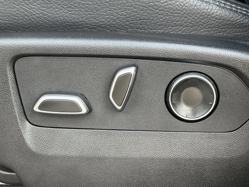 Used 2025 GMC Yukon Denali image 31