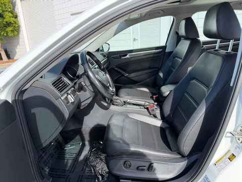 Used 2018 Volkswagen Passat 2.0T SE w/ SE Lighting Package image 16