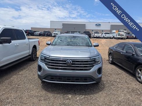 Used 2024 Volkswagen Atlas SE w/ Panoramic Sunroof Package FWD image 2