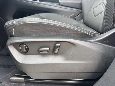 Used 2025 Volkswagen Atlas Cross Sport SE FWD image 16