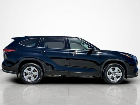 Used 2022 Toyota Highlander LE AWD/4WD image 6