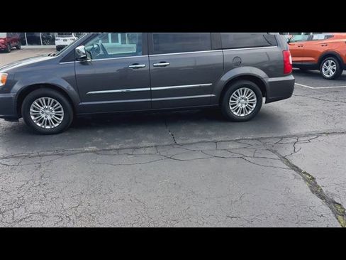 Used 2016 Chrysler Town & Country Limited FWD image 5