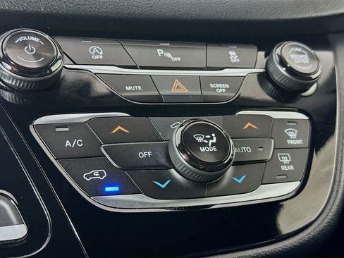 Used 2020 Chrysler Pacifica Touring w/ S Appearance Package image 19