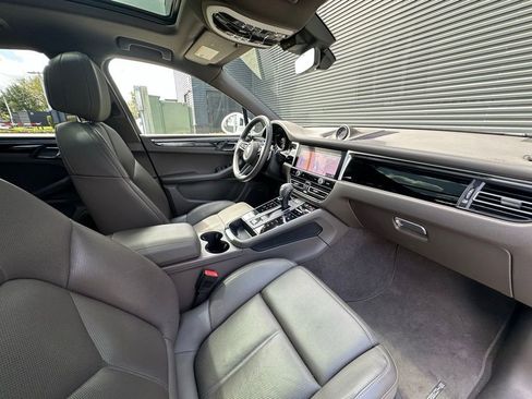 Certified 2023 Porsche Macan image 37