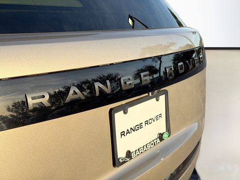 Used 2025 Land Rover Range Rover SE image 11