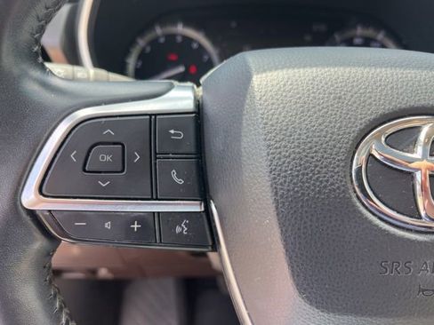 Used 2021 Toyota Highlander XLE FWD image 18