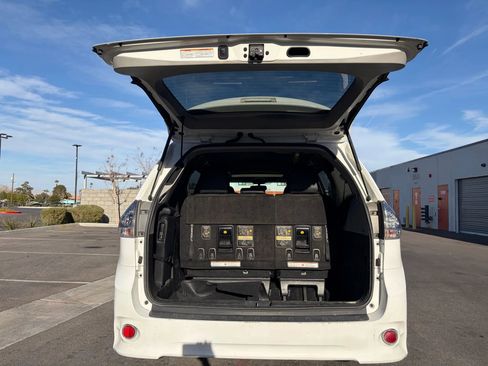 Used 2017 Toyota Sienna SE image 9