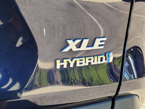 Used 2021 Toyota RAV4 XLE Premium image 13