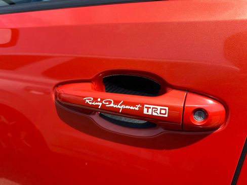 Used 2017 Toyota Tacoma TRD Sport w/ Tow Package (A/T) AWD/4WD image 15